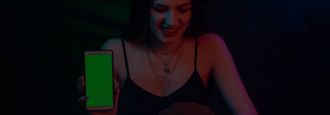 an attractive woman poker player showing her smartphome indicating that she has just joined a top online poker room